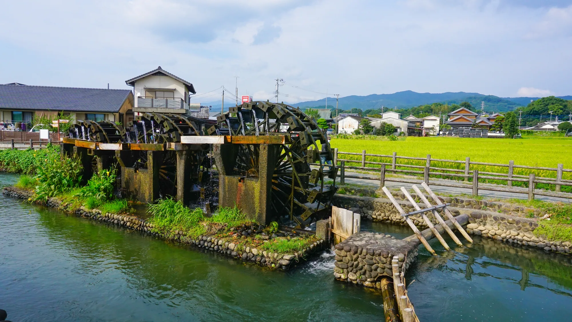 朝倉の三連水車と田園風景